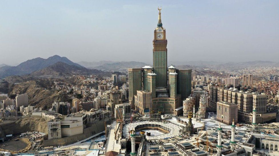 Saudi Arabia: Authorities defend mosque speaker - BBC