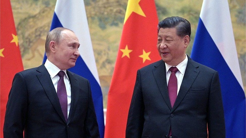TOPSHOT — Президент России Владимир Путин (слева) и председатель Китая Си Цзиньпин позируют фотографу во время встречи в Пекине, 4 февраля 2022 г.