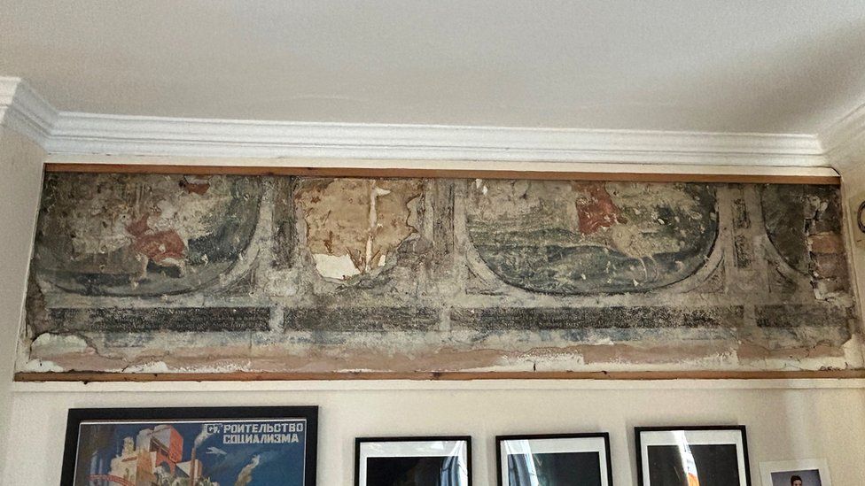 Rare wall paintings discovered in flat on historic road in York - BBC News