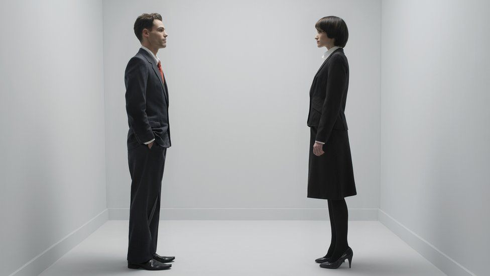 Женщина и мужчина в офисной одежде