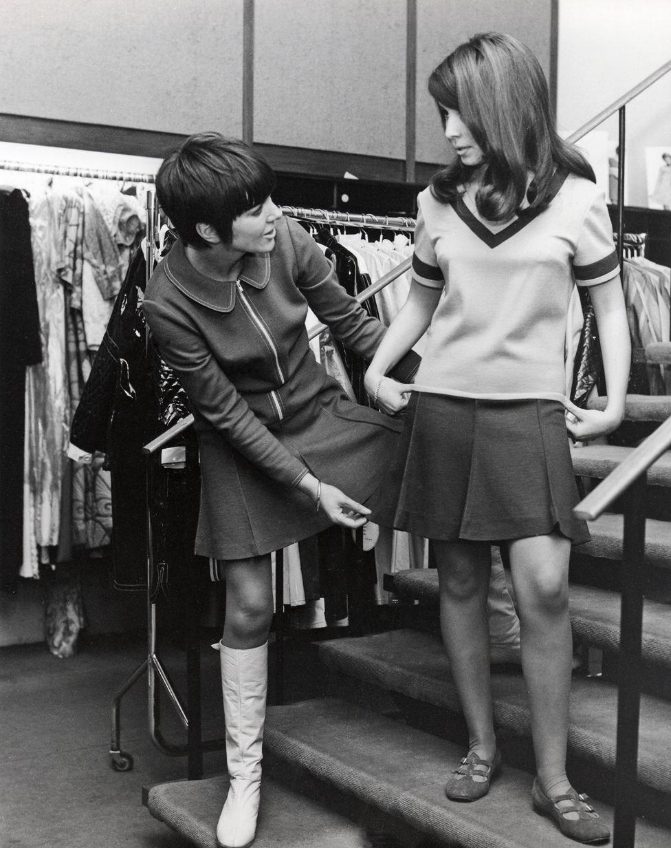 МЭРИ КВАНТ Модельер из Великобритании консультирует голландскую клиентку по поводу мини-юбки, которую она изобрела в своем лондонском бутике Bazaar в 197