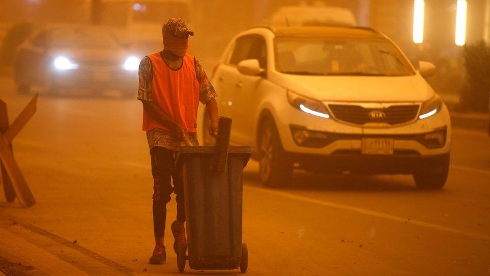 Иракский уборщик убирает улицу во время сильной пыльной бури в столице Ирака Багдаде