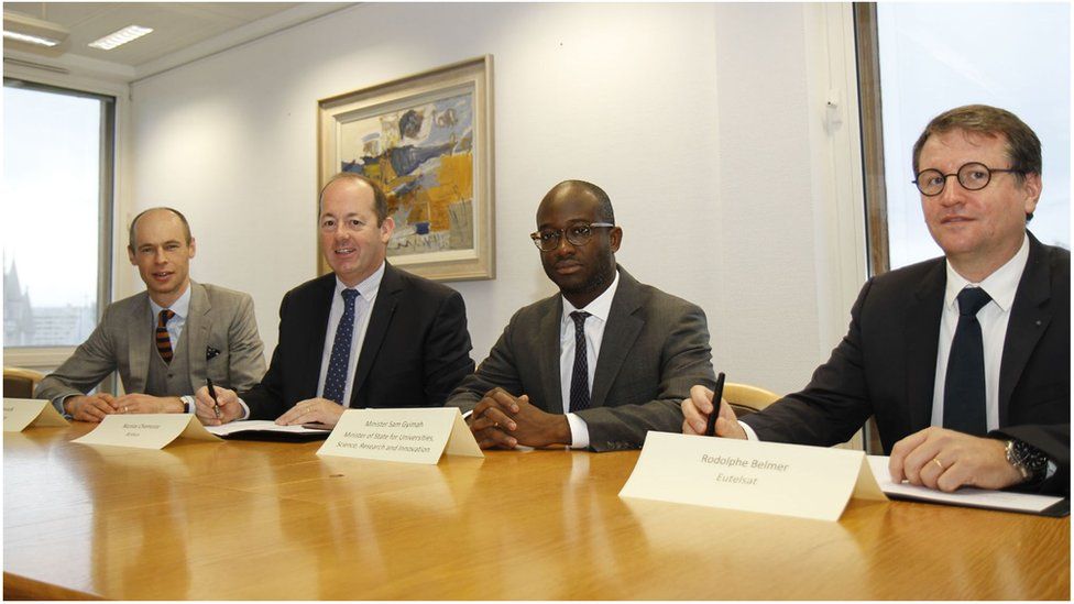 Sam Gyimah (C) is flanked by Rodolphe Belmer (R) and Nicolas Chamussy (L)
