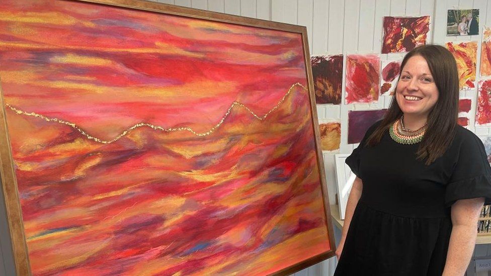 Wakefield artist to put 'eccentric' dad's ashes in painting - BBC