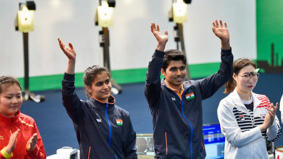 Индийские стрелки Ману Бхакер и Саураб Чаудхари выиграли золото в финале смешанного 10-метрового пневматического пистолета на чемпионате мира ISSF на стрелковом тире Карни Сингх 27 февраля 2019 года в Нью-Дели, Индия