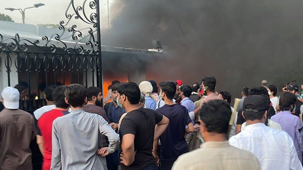 Die Residenz eines Generalleutnants in Lahore wurde von Demonstranten in Brand gesetzt