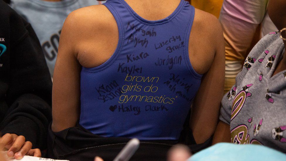 Рубашка с надписью Brown Girls Do Gymnastics