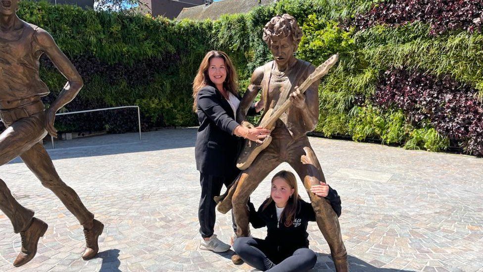 Jagger and Richards statues in Dartford
