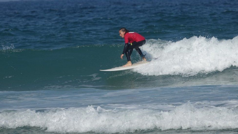 Devon surfing family of four in medals sweep - BBC News