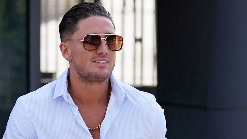 Stephen Bear: Reality TV star denies sexual images charges - BBC News