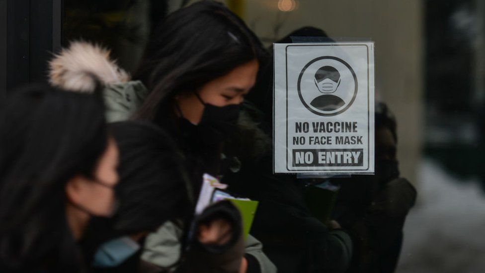 Знак «Без вакцины, без маски, вход запрещен» на двери магазина на Уайт-авеню в Эдмонтоне. Понедельник, 13 декабря 2021 г., в Эдмонтоне, Альберта, Канада