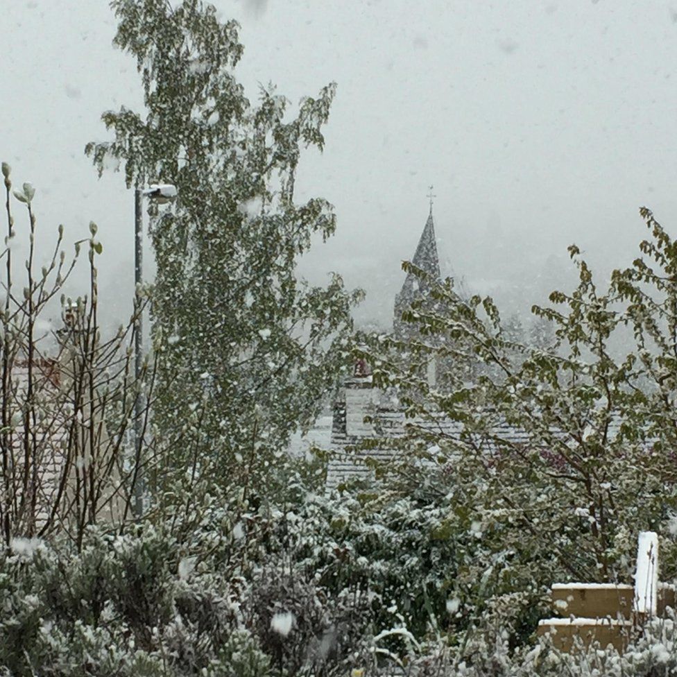 April snow expected to continue across country - BBC News