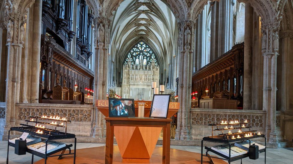 Tributes paid to 'exceptional' monarch Queen Elizabeth II as churches  across the area host special services