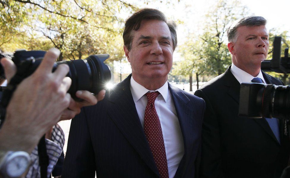 Paul Manafort arrives at the federal courthouse with his lawyer