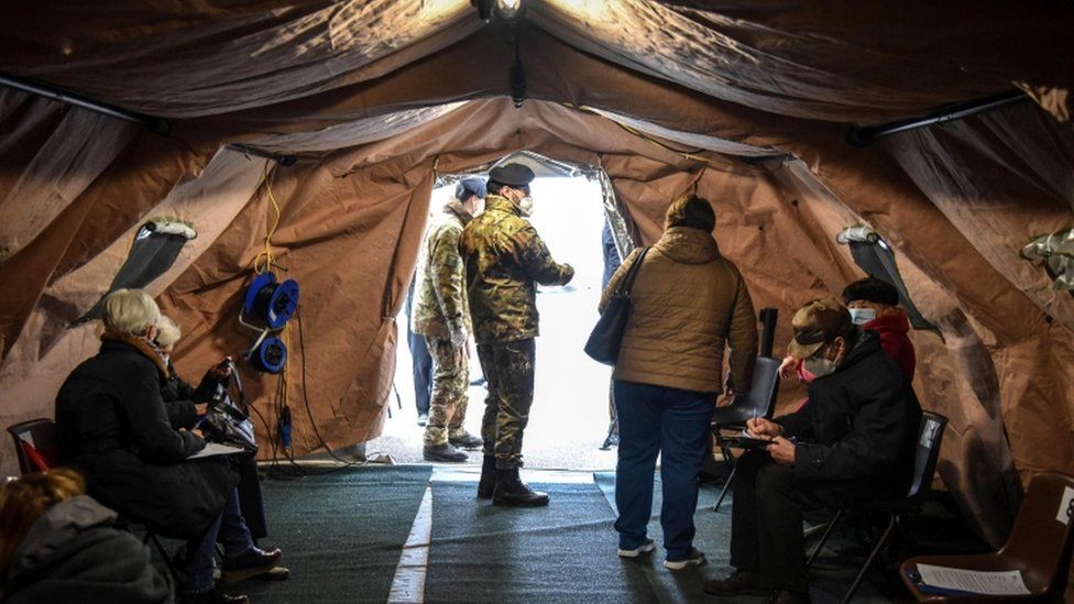 Пожилые люди ждут инъекции Covid в Милане