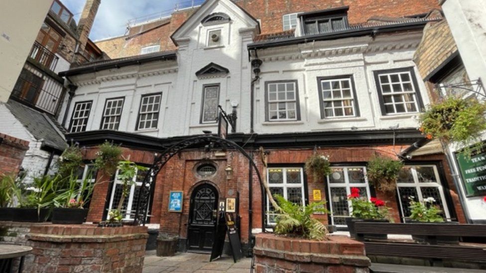 Queen's funeral: Historic Hull pub bids farewell to Her Majesty - BBC News