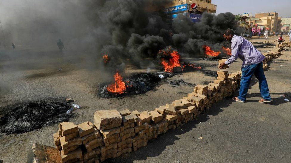 Демонстранты перекрывают дороги в Хартуме в знак протеста против арестов