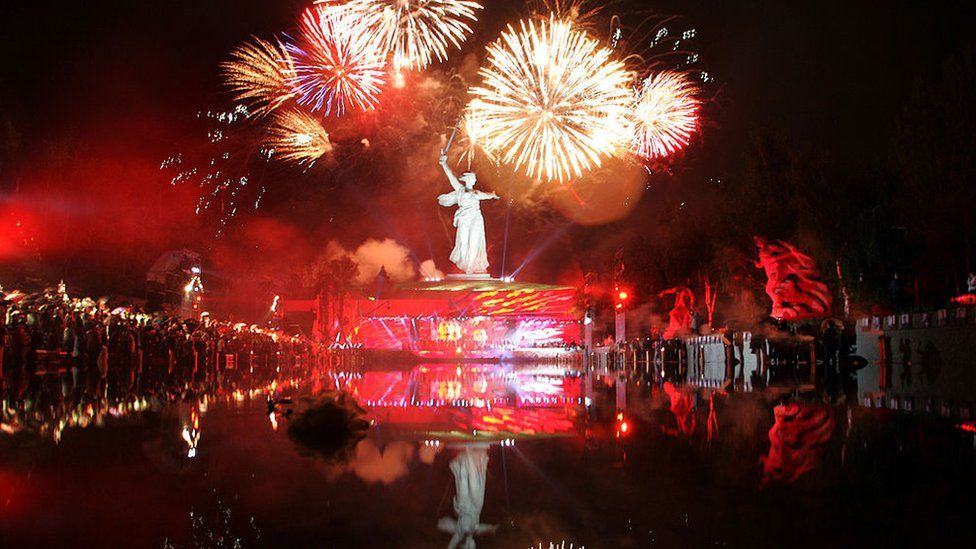 Люди смотрят фейерверк над статуей «Родина-мать зовет» в Волгограде, Россия