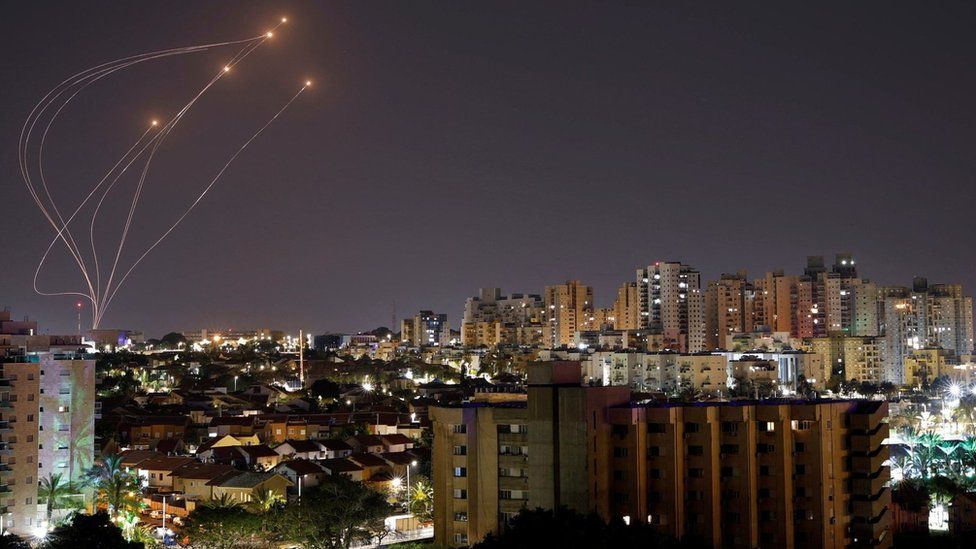 Se ven rayos de luz cuando el sistema de defensa antimisiles Cúpula de Hierro de Israel intercepta cohetes lanzados desde la Franja de Gaza, visto desde Ashkelon, sur de Israel (7 de abril de 2023)