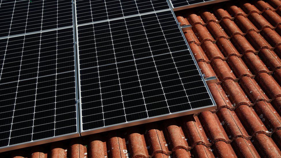 Солнечные панели на крыше дома в Альгете, недалеко от Мадрида, Испания, 16 ноября 2021 г.