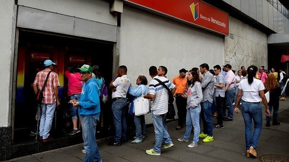 Venezuelans queue at ATM