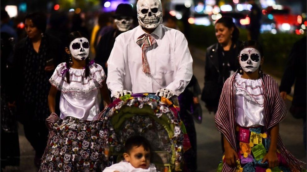 A family takes part in the Catrinas parade in Mexico City