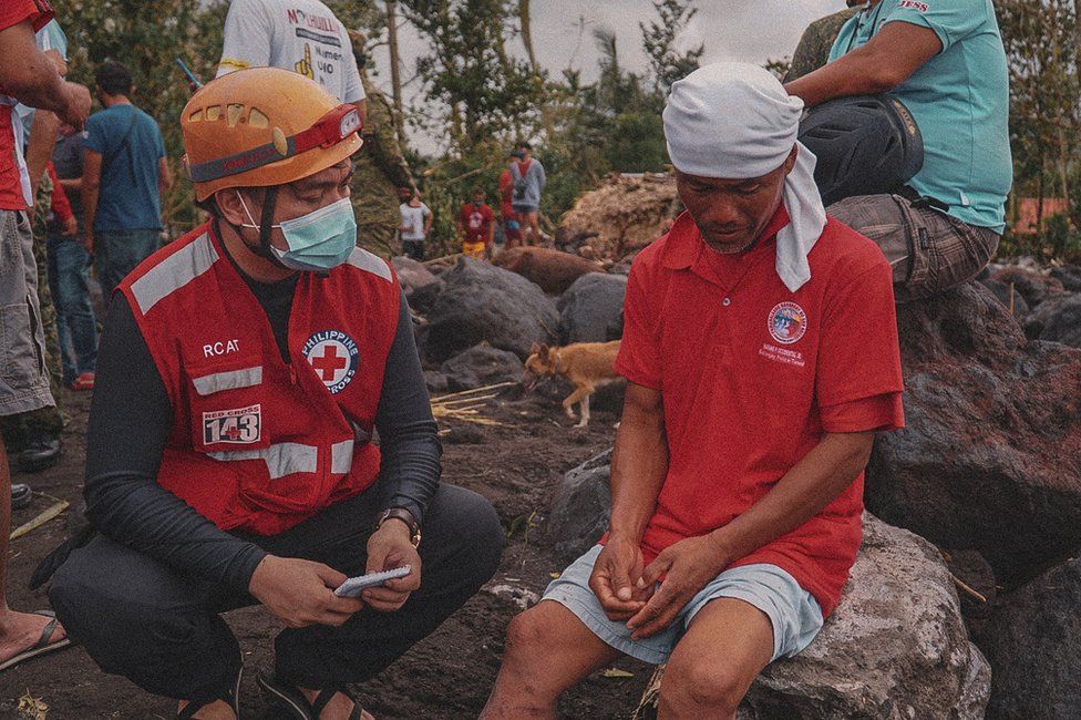 Red Cross volunteer speaking to Ms Salvador