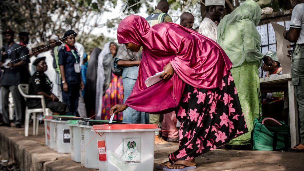 Нигерийская женщина голосует за кандидата на президентских выборах на избирательном участке Агия за несколько часов до открытия избирательных участков в Йоле, штат Адамава, Нигерия, 23 февраля 2019 г.