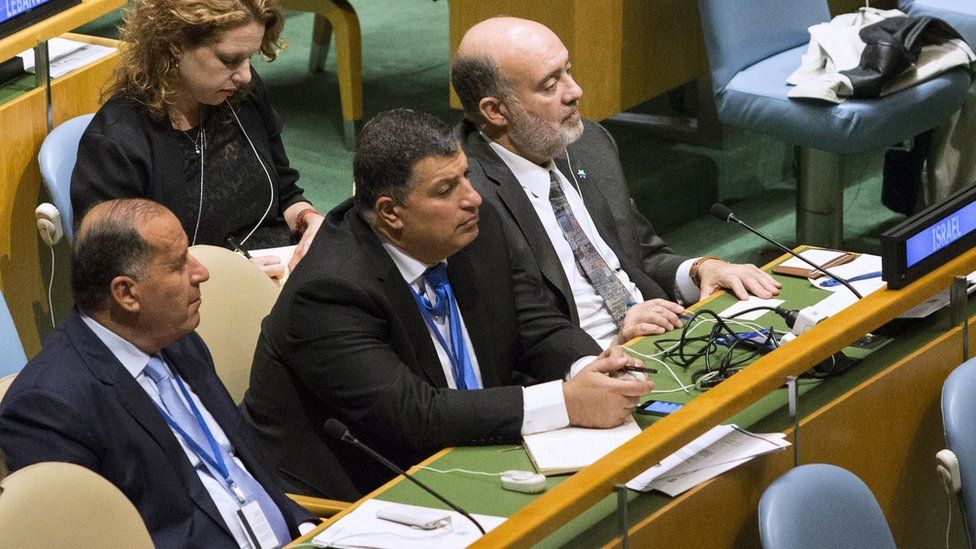Israel's permanent representative to the UN, Ron Prosor (right), at the General Assembly (30 September 2015)