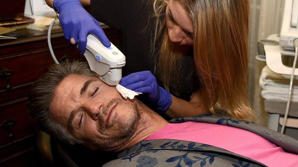 Man has mole removed by female surgeon