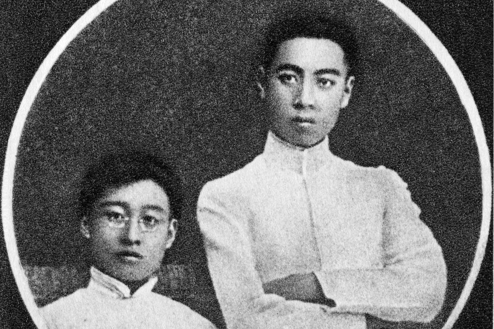 Li Fujing (left) and Zhou (right) pictured as young men