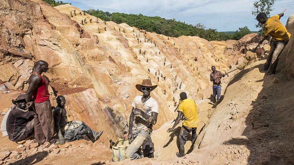 Gold miners in Ndassima gold mine
