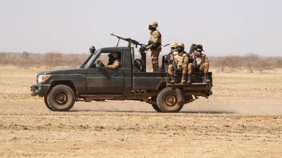 Солдаты Буркина-Фасо патрулируют пикап на дороге из Дори в лагерь беженцев Гудебо, 3 февраля 2020 г.