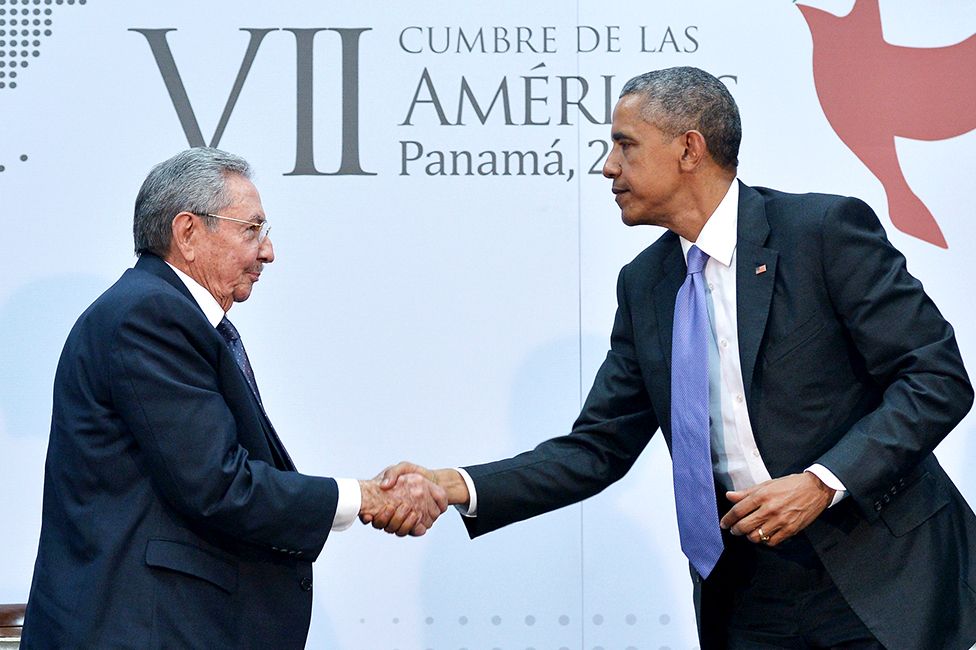 Президент США Барак Обама (справа) пожимает руку президенту Кубы Раулю Кастро (слева) в кулуарах саммита Америк в конференц-центре ATLAPA 11 апреля 2015 года в Панама-Сити. AFP PHOTO / MANDEL NGAN / AFP PHOTO / Mandel NGAN (Фото должно быть написано MANDEL NGAN / AFP через Getty Images)