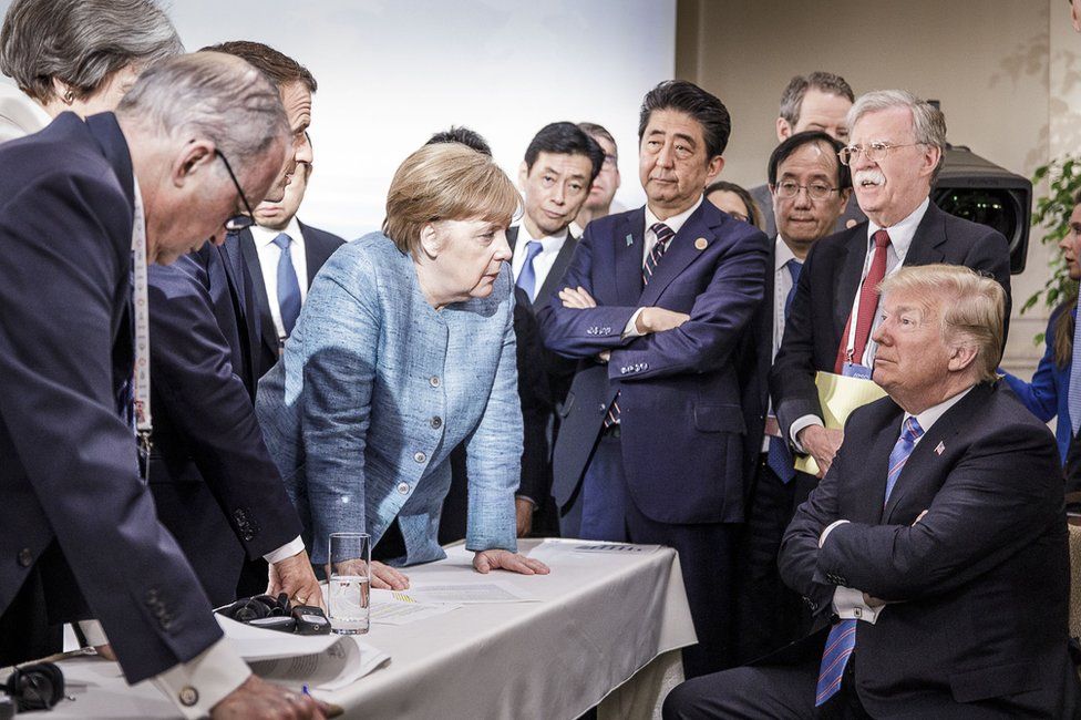 Almanya Başbakanı Angela Merkel, etrafında diğer dünya liderleri varken ABD Başkanı Donald Trump ile konuşuyor. Alman Hükümeti Basın Ofisi tarafından yayınlanan fotoğraf sosyal medyada viral oldu, çok sayıda meme'e konu oldu.