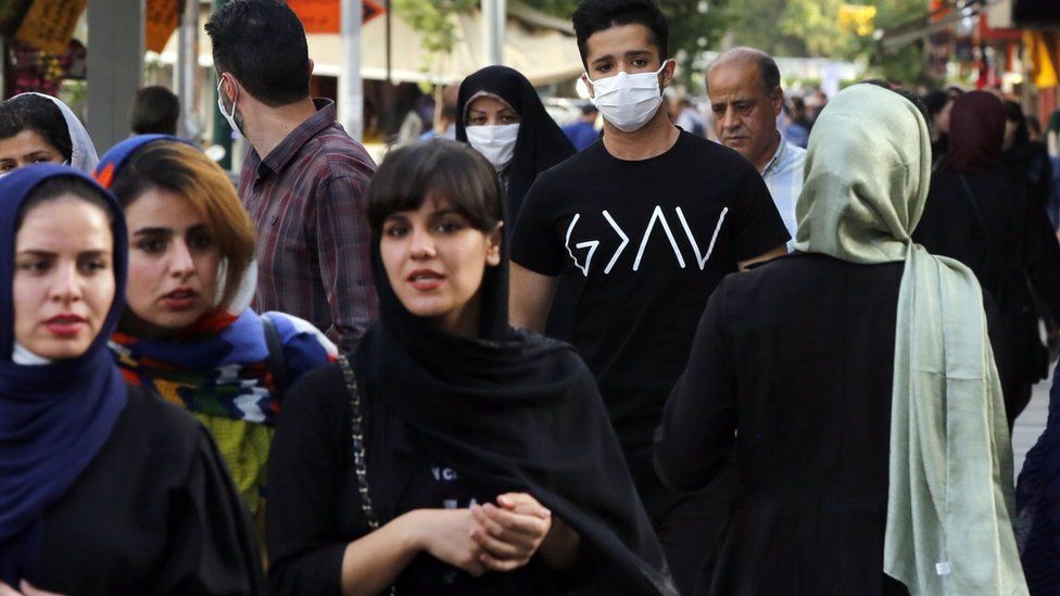 Iranians walk down a street in Tehran (3 June 2020)