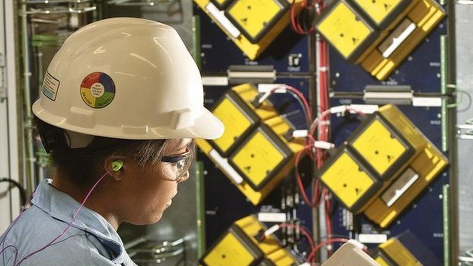 Wood Group offshore workers in cuts warning BBC News