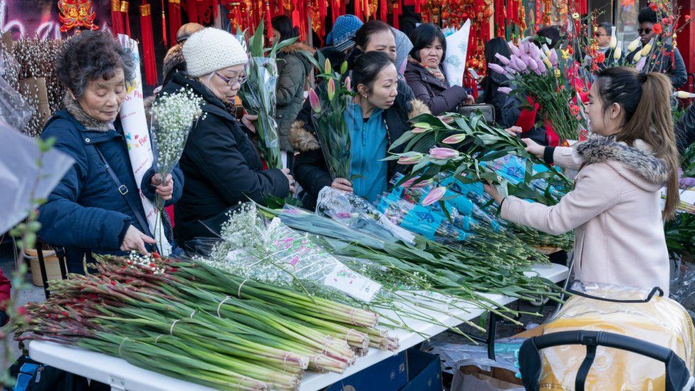 Люди спешат покупать цветы перед Новым годом в 2019 году