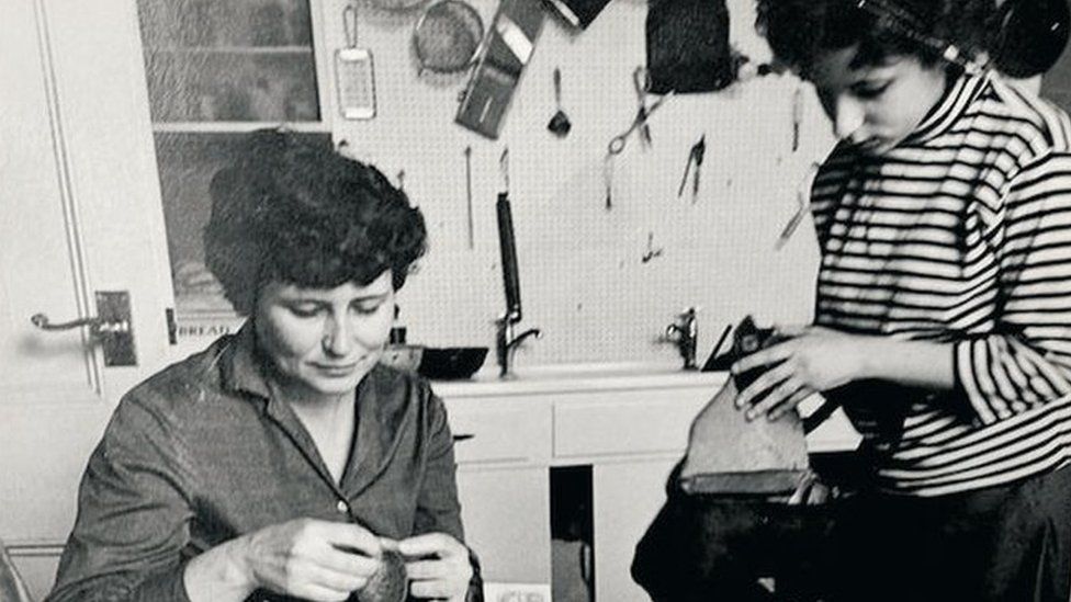 Дженни Диски (справа) с Дорис Лессинг (слева)