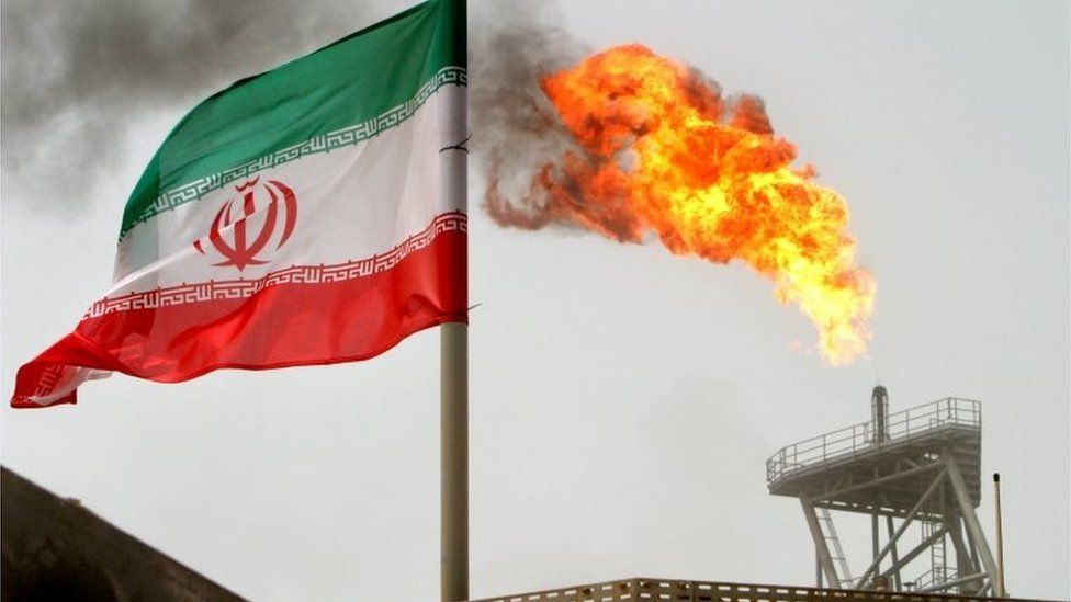 Bandera iraní en un campamento petrolero en el Golfo.