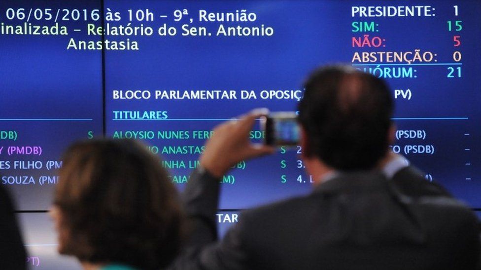 People take pictures of the panel showing the result of the Senate's Impeachment Special Committee against President Dilma Rousseff (06 May 2016)