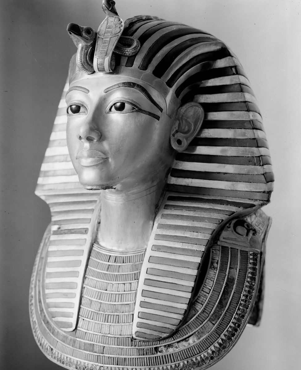 Золотая маска Тутанхамона на подставке во время консервации