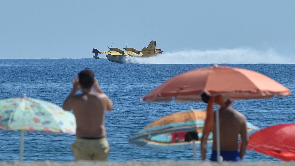 canadair набирает воду