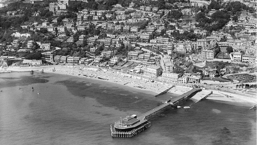 Вид с воздуха на Королевский пирс Виктория и город Вентнор, остров Уайт, сделанный в августе 1932 года.