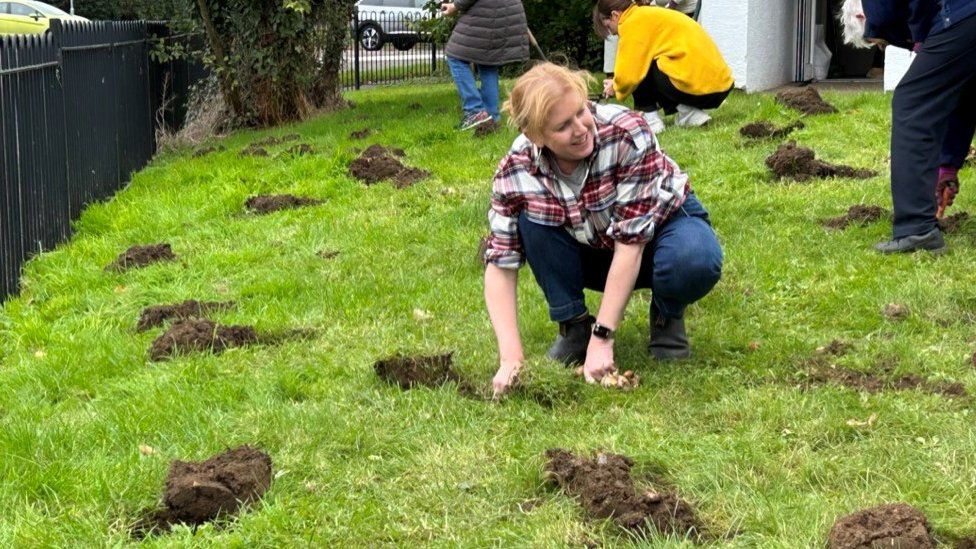 Clare Mackintosh planting bulbs