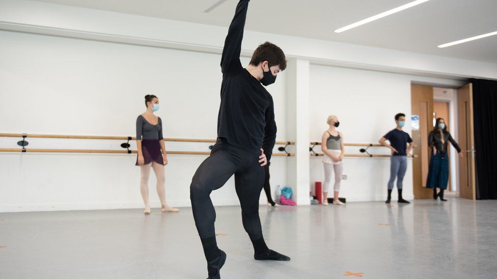 Jose Hurtardo, in ballet class