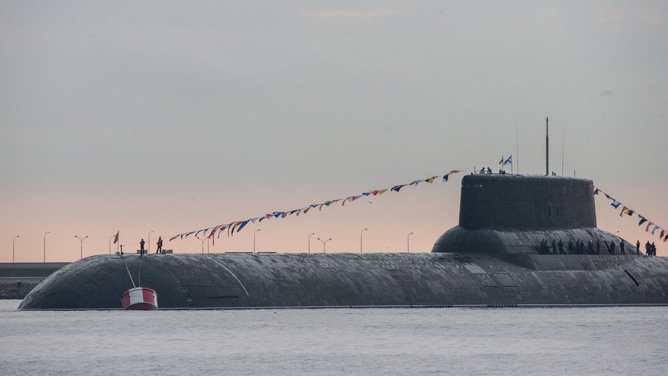 Az orosz haditengerészet TK-208 Dmitrij Donszkoj atomtengeralattjárója készül a haditengerészet napi felvonulására Szentpétervár külvárosában, Kronshtadtban