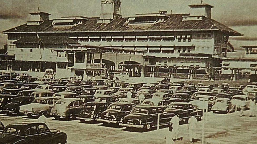Автомобили, припаркованные возле ипподрома Букит Тимах Сингапурского газонного клуба.