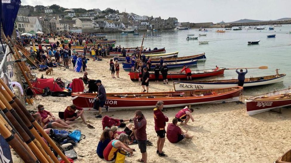 Gig rowers head to Scilly for world championships - BBC News