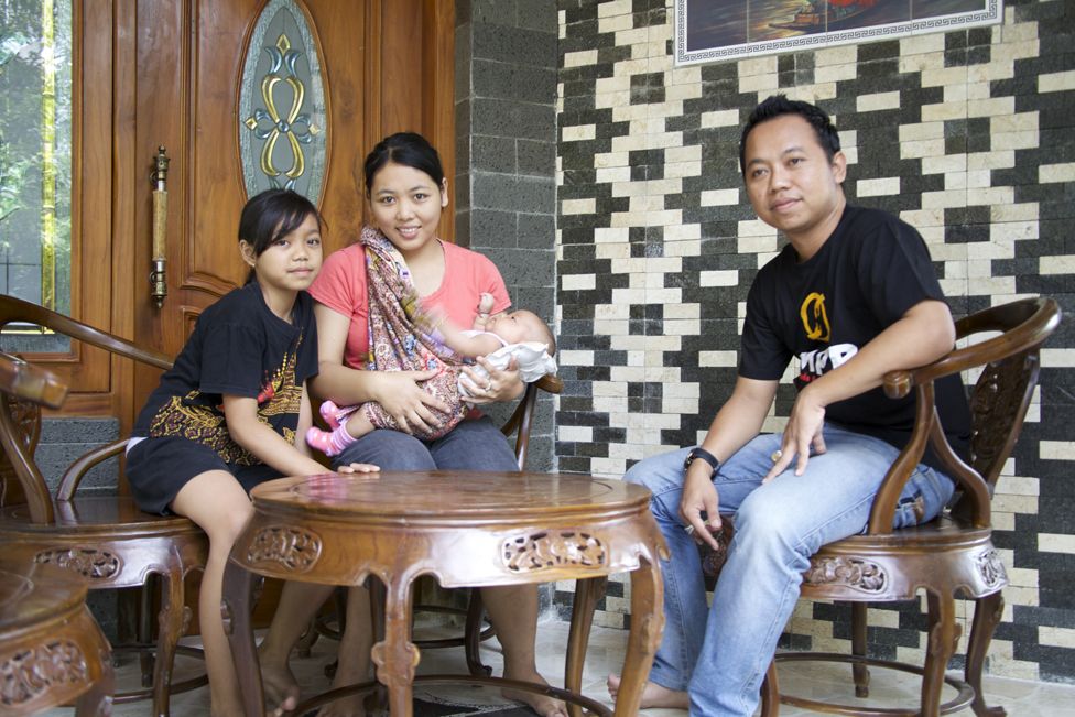 Eko Mulyadi with his wife and daughters